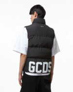 הַלבָּשָׁה GCDS אפוד נפוח עם רצועה נמוכה לבן גברים 002811 - Image 4
