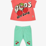 הַלבָּשָׁה GCDS סט חולצת טריקו וחותלות דובדבן תינוק סַסגוֹנִיוּת ילדים 0028609